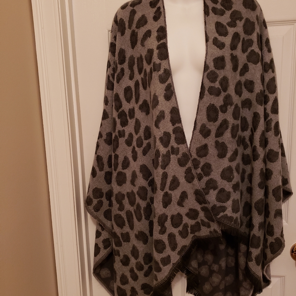 NWOT! ULTIMATE SOFT Animal Print Wrap